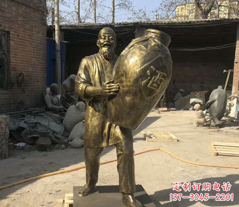 鹤壁抱着酒坛的人物铜雕