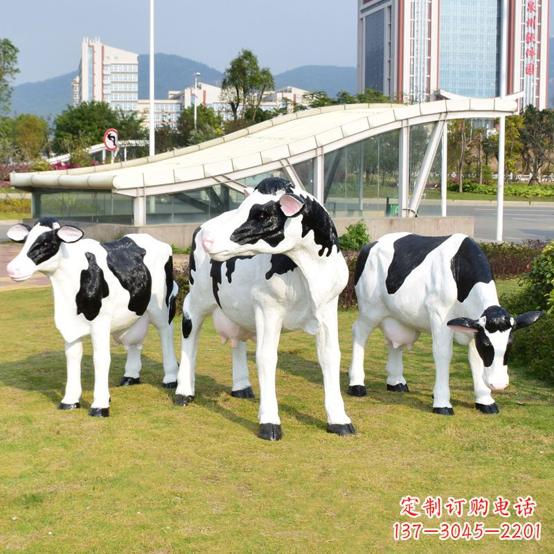 鹤壁玻璃钢制作的仿真奶牛雕塑——装点园林草坪