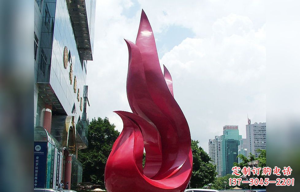 鹤壁孔雀广场的不锈钢雕塑