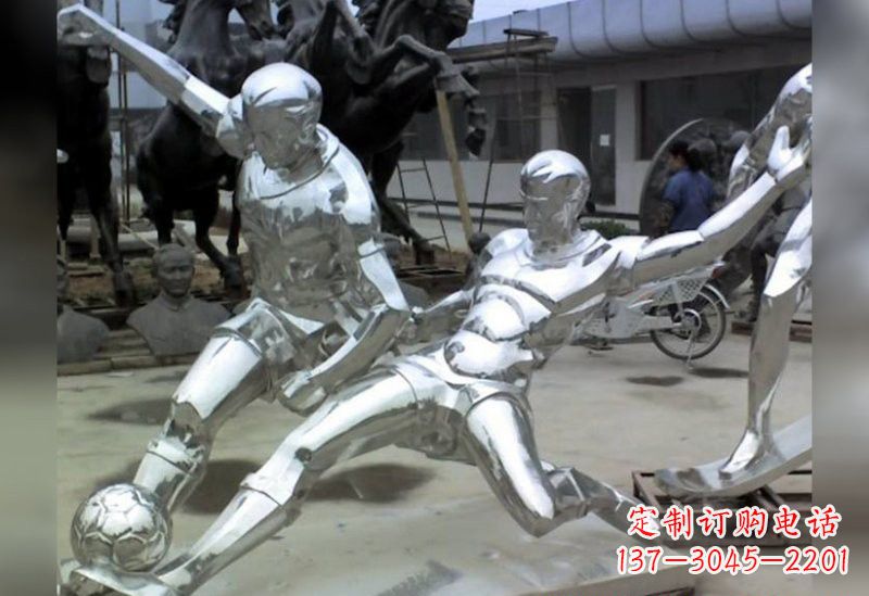 鹤壁不锈钢抽象踢足球的人物雕塑