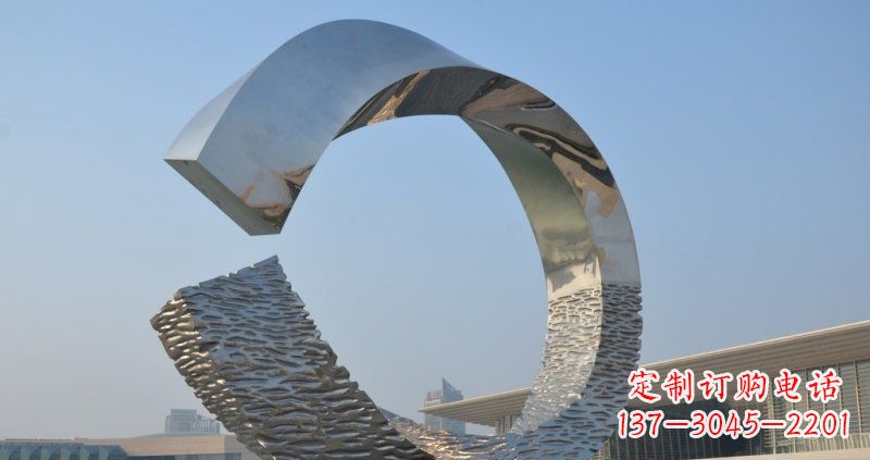 鹤壁环绕城市的不锈钢圆环雕塑