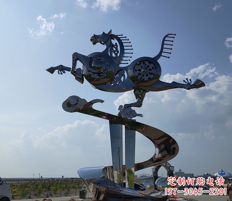 鹤壁不锈钢大型马踏飞燕景观雕塑集艺术与自然于一体