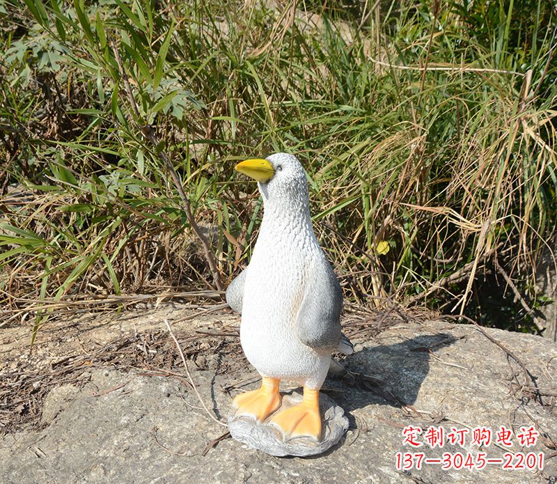 鹤壁和平鸽雕塑传递和平的美丽象征