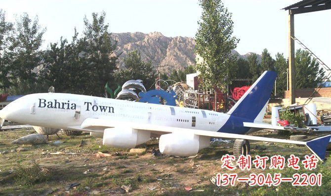 鹤壁静静躺在大地上的不锈钢飞机雕塑
