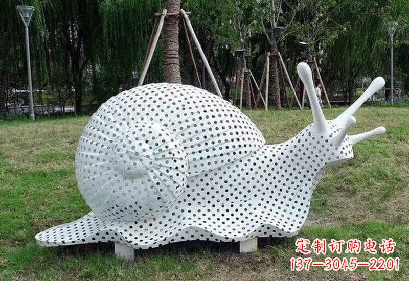 鹤壁不锈钢公园里的蜗牛雕塑