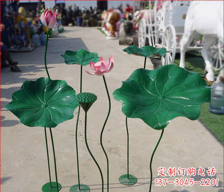 鹤壁不锈钢荷花雕塑色彩斑斓美不胜收
