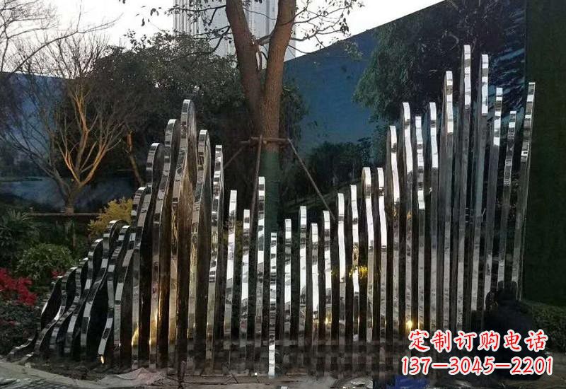 鹤壁不锈钢公园里的假山雕塑