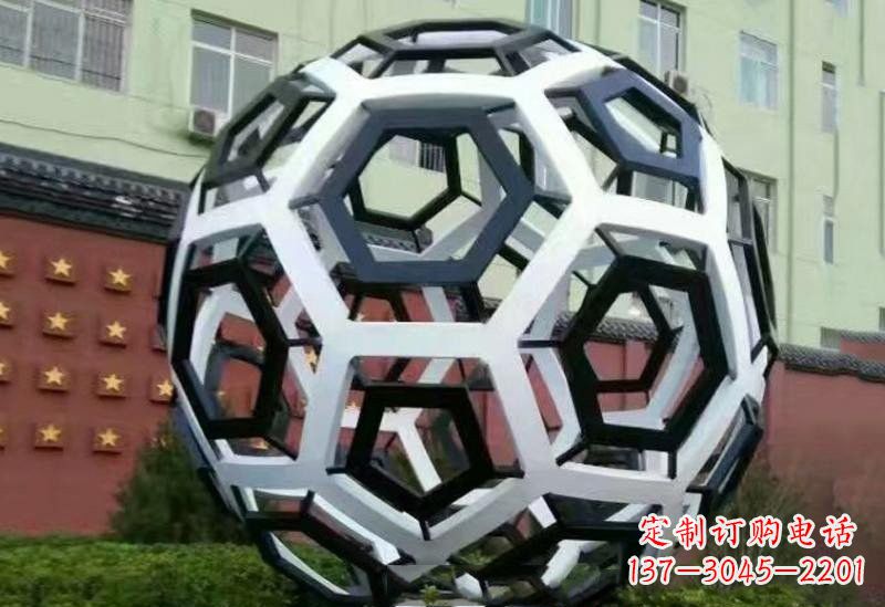 鹤壁不锈钢公园的镂空足球雕塑