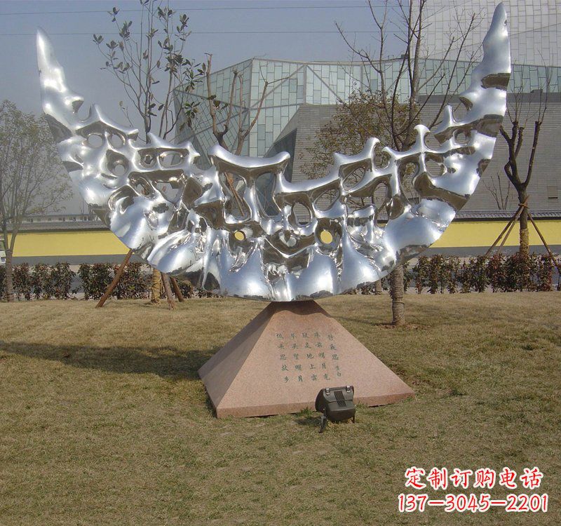 鹤壁不锈钢公园抽象月亮雕塑