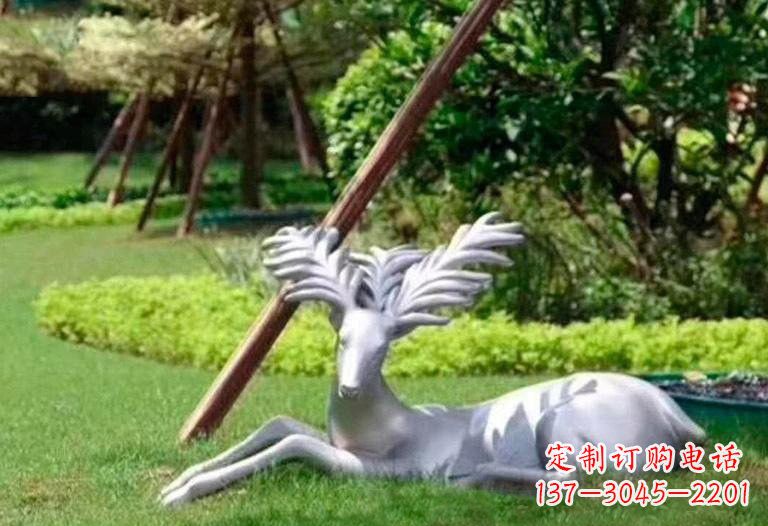 鹤壁不锈钢公园大角鹿雕塑精致而美丽