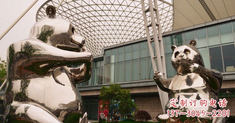 鹤壁不锈钢公园动物镜面熊猫雕塑