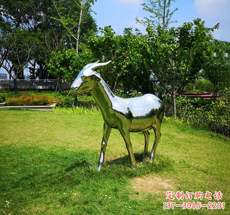 鹤壁不锈钢公园动物镜面羊雕塑