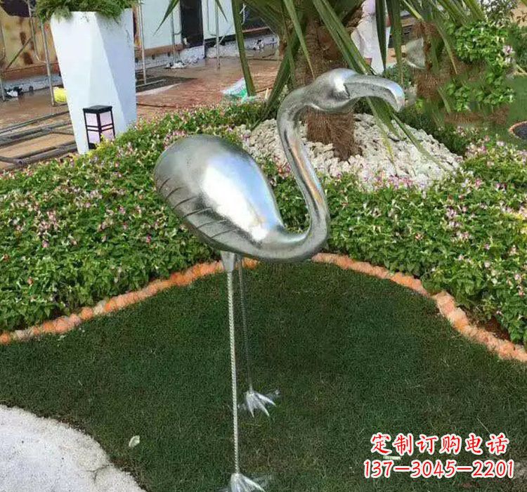 鹤壁火烈鸟雕塑美丽而又充满力量