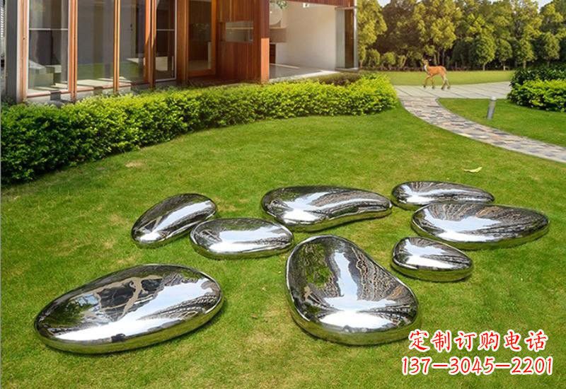 鹤壁不锈钢公园的鹅卵石雕塑