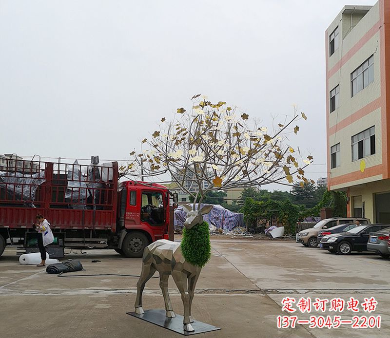 鹤壁不锈钢公园的梅花鹿雕塑