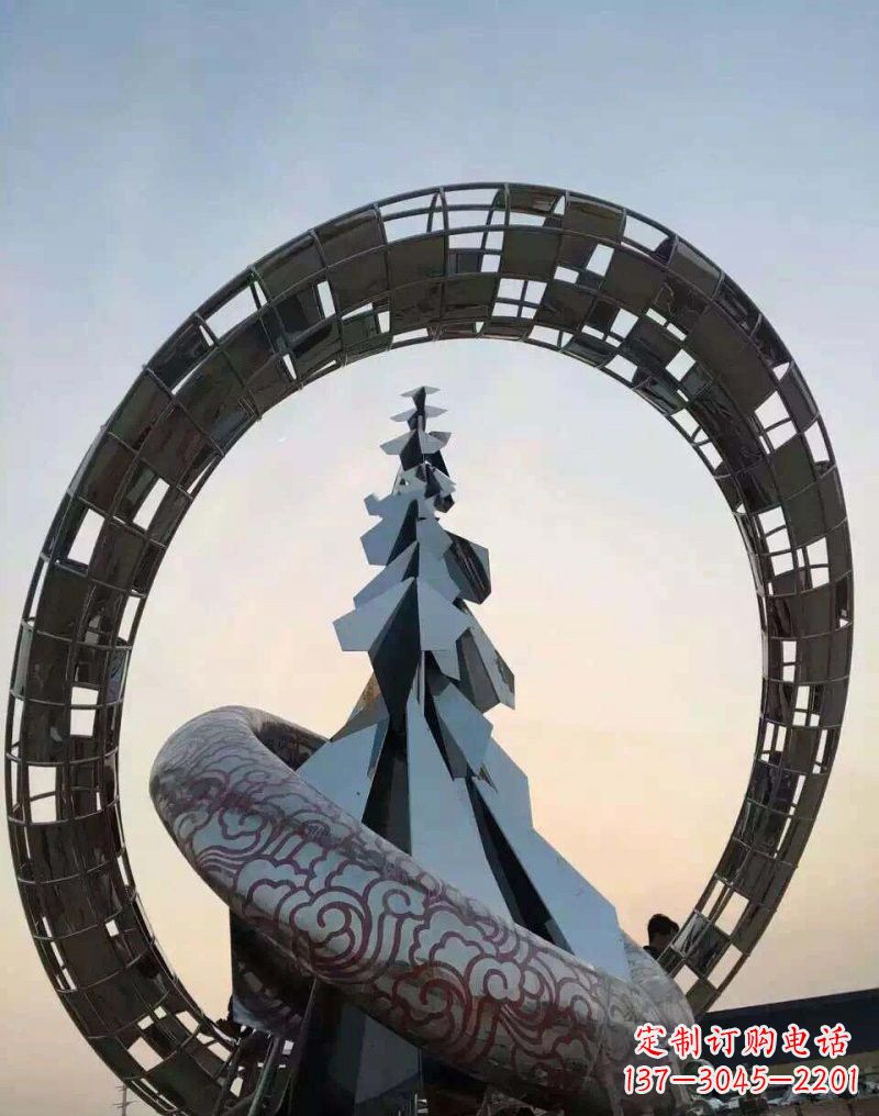 鹤壁不锈钢广场上的松树雕塑