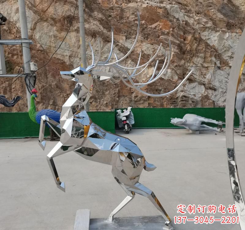 鹤壁梅花鹿雕塑美丽而神秘的存在