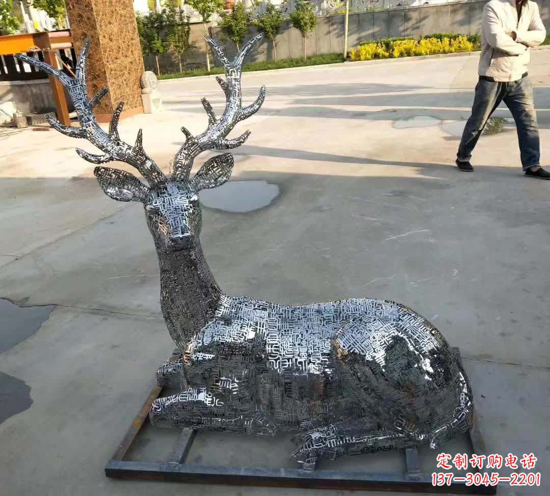 鹤壁梅花鹿雕塑点缀不锈钢广场星空