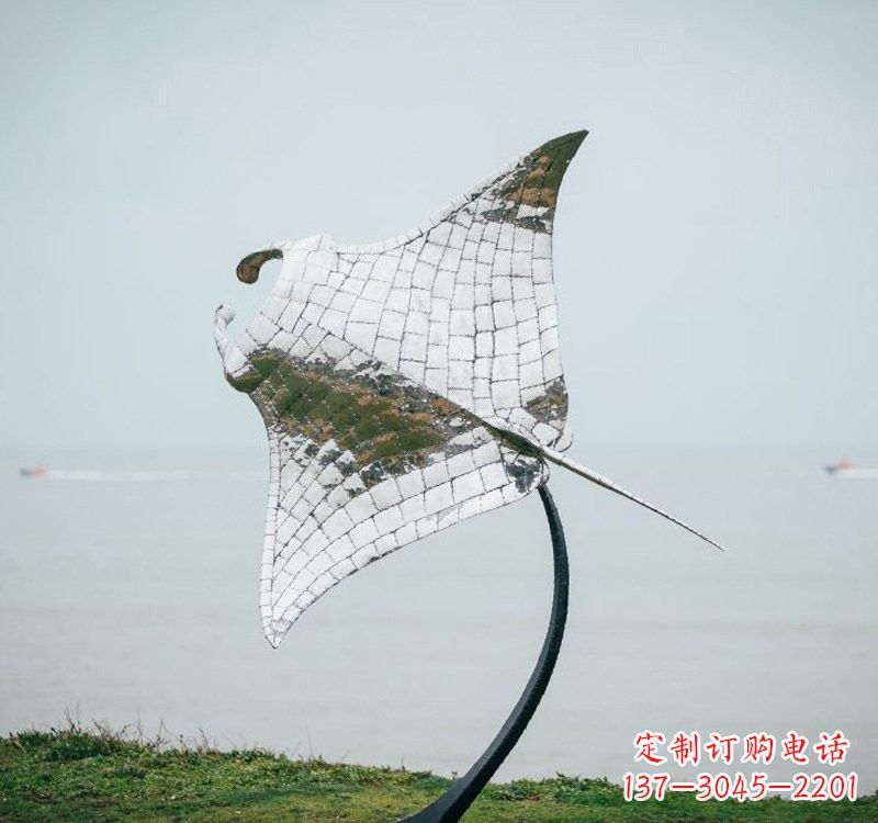 鹤壁不锈钢海洋动物蝠鲼雕塑艺术与环保的完美结合