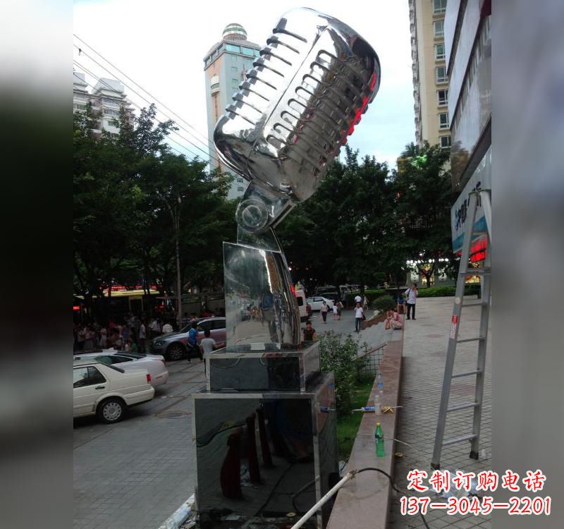 鹤壁不锈钢话筒雕塑高贵而又精致