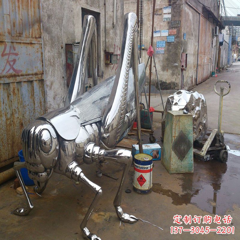 鹤壁不锈钢蝗虫雕塑营造美好的自然环境