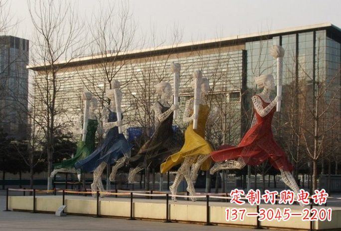 鹤壁不锈钢火炬手雕塑象征着永恒的精神