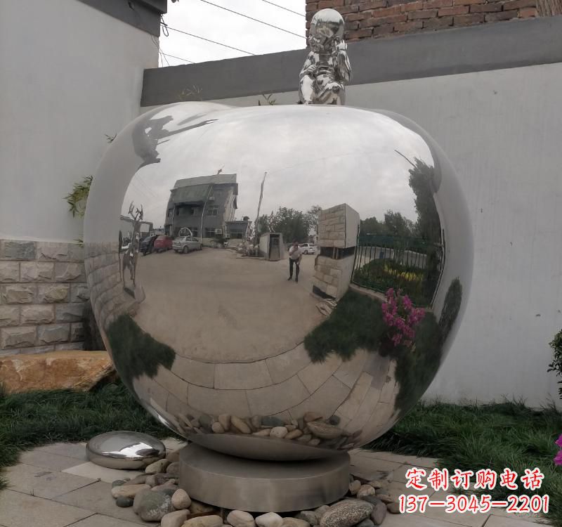 鹤壁不锈钢金色苹果雕塑古典与现代的结合