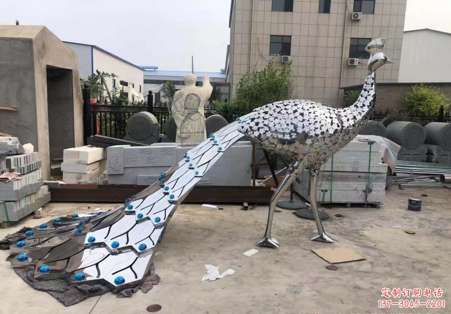 鹤壁不锈钢孔雀雕塑象征着美丽的自然