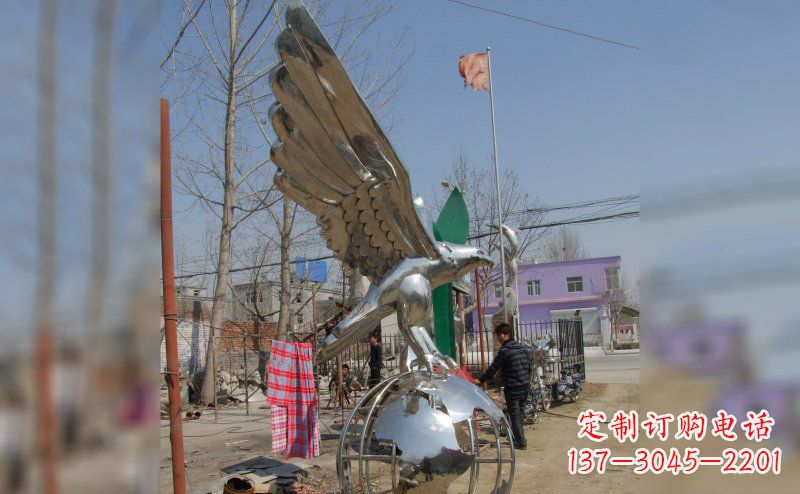 鹤壁不锈钢老鹰雕塑象征力量与美丽