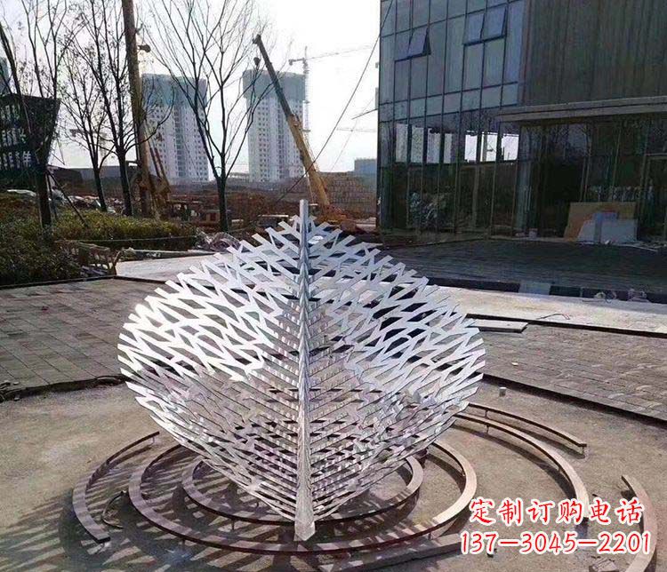 鹤壁不锈钢镂空树叶雕塑精美雕刻的艺术