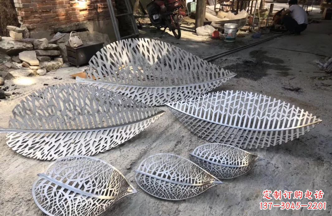 鹤壁不锈钢树叶雕塑美丽的自然之美