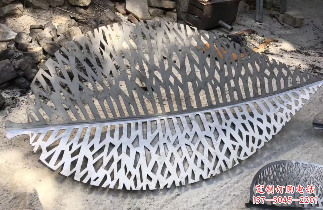 鹤壁不锈钢镂空树叶雕塑艺术的精美结合