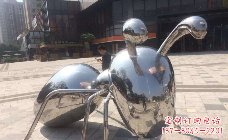 鹤壁不锈钢蚂蚁雕塑精美而富有讽刺意味