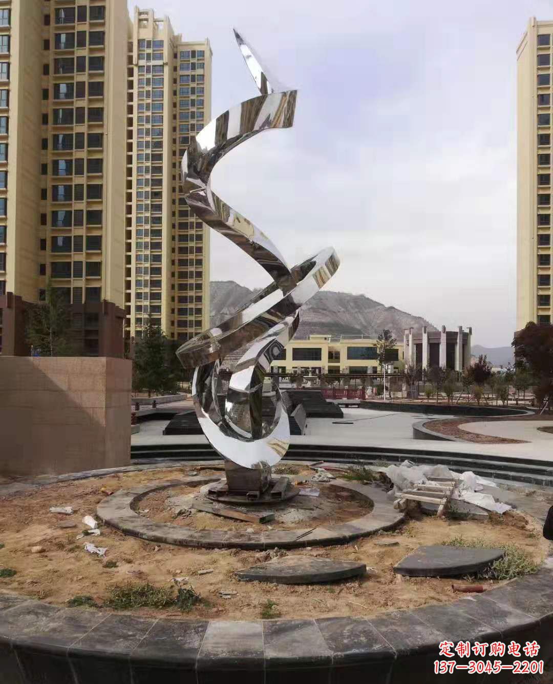 鹤壁飘带雕塑美化城市空间的艺术