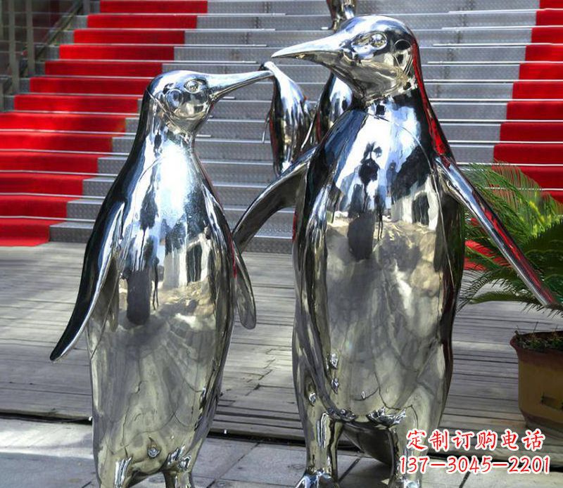 鹤壁不锈钢企鹅雕塑传递着浓浓爱意