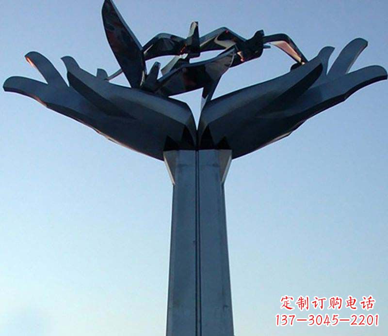 鹤壁不锈钢手托鸽子雕塑象征着和平与爱