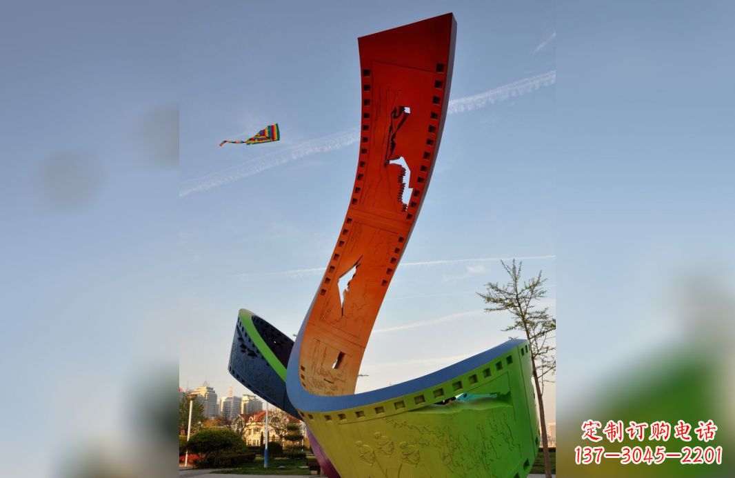 鹤壁不锈钢五彩胶卷广场雕塑——现代美学的象征