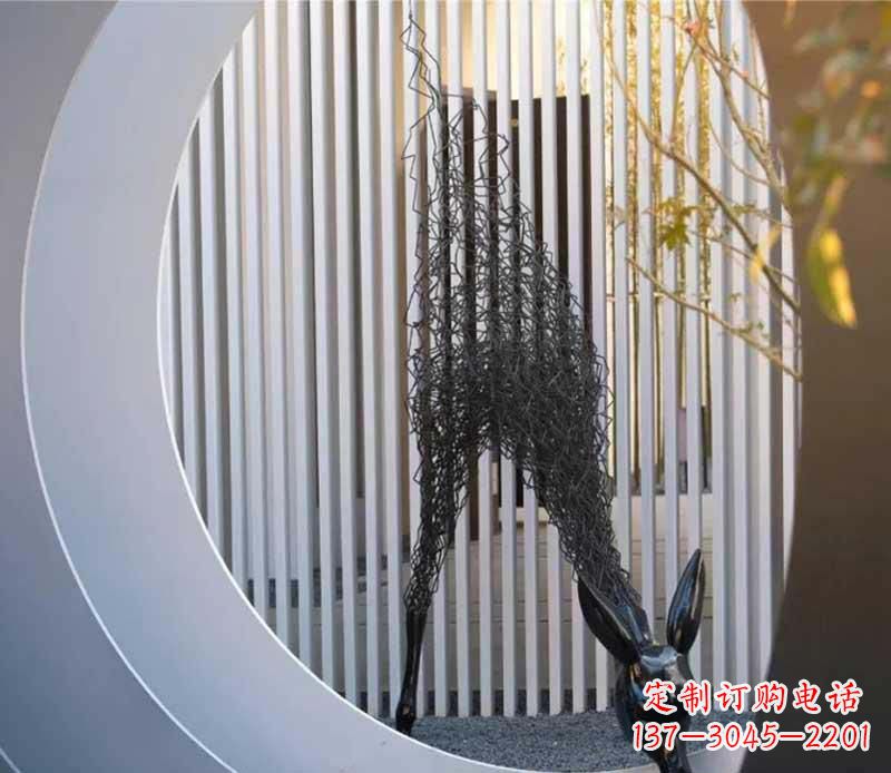 鹤壁不锈钢小区的长颈鹿雕塑