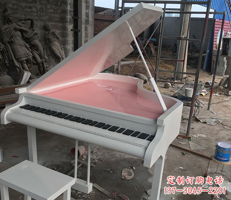 鹤壁校园里的钢琴雕塑