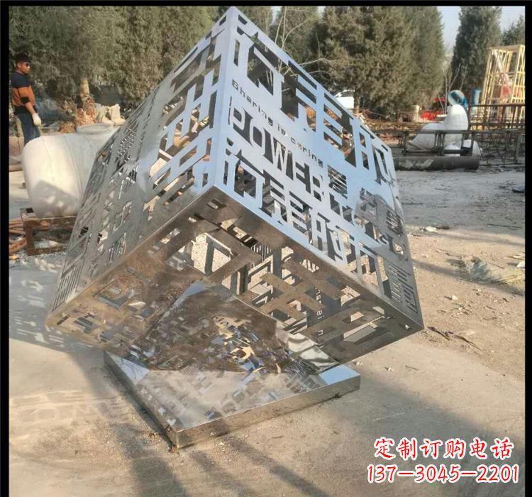 鹤壁不锈钢艺术镂空魔方雕塑给空间带来新的灵感