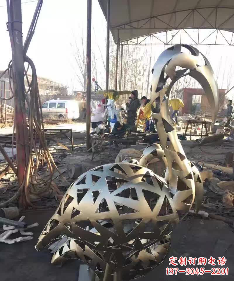 鹤壁不锈钢天鹅雕塑象征着幸福的美好