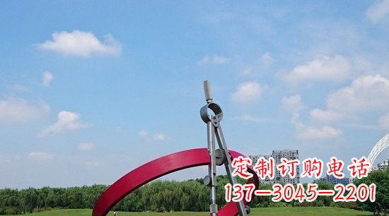 鹤壁不锈钢圆规雕塑环绕着美景