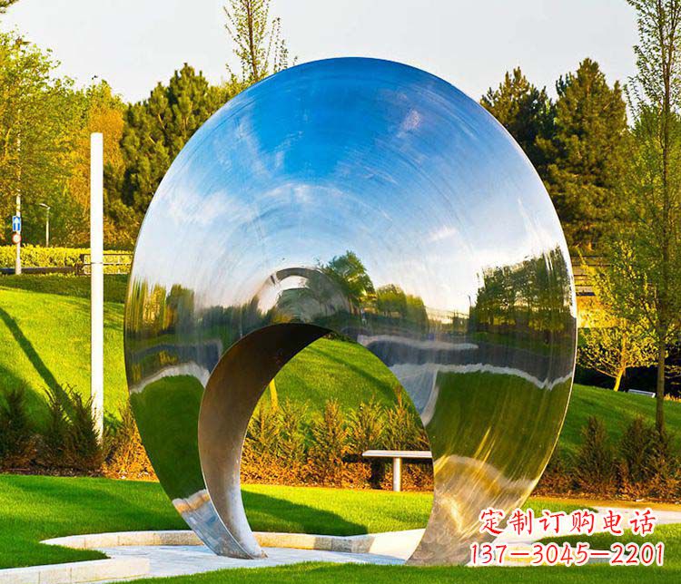 鹤壁环环相扣的圆环雕塑