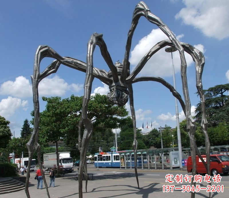 鹤壁蜘蛛侠雕塑点缀不锈钢的景观