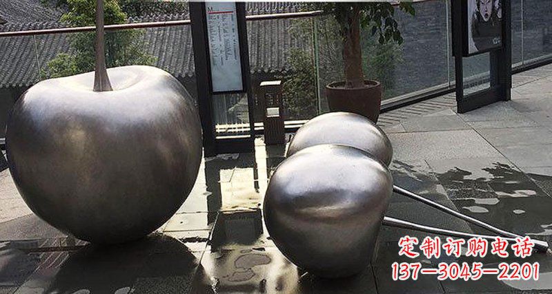 鹤壁樱桃雕塑点缀步行街美丽景观