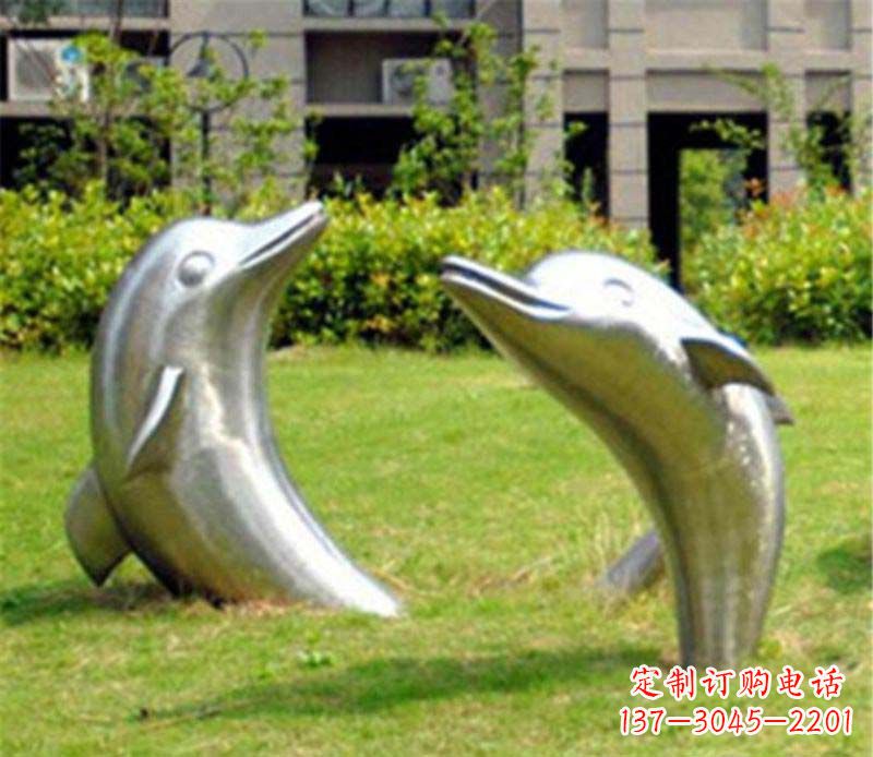 鹤壁海豚雕塑草坪上的精美装饰