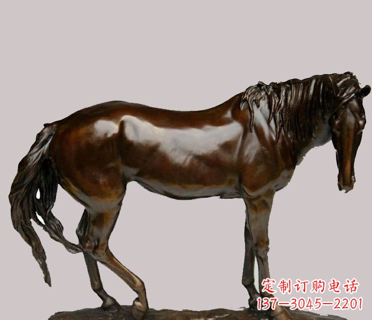 鹤壁草原上的动物雕塑