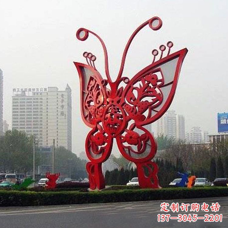 鹤壁绿化带上的大型红色蝴蝶雕塑