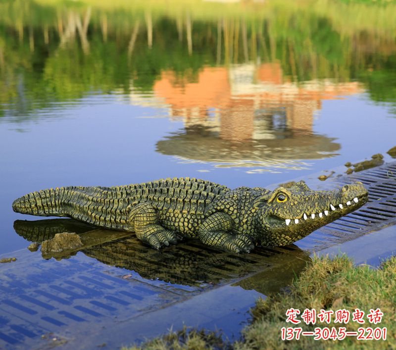 鹤壁池塘水池仿真大鳄鱼雕塑玻璃钢园林水景草丛动物摆件