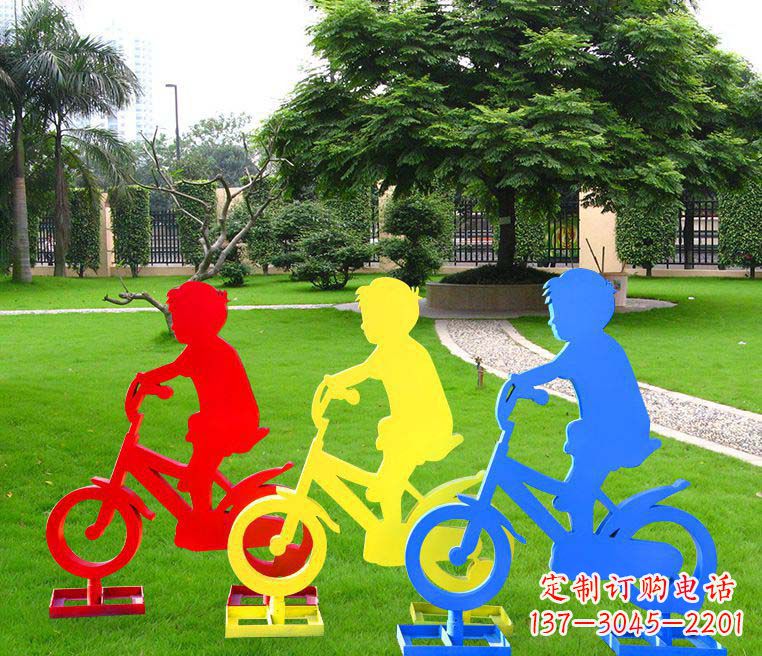 鹤壁青春无悔——一尊男孩骑车雕塑